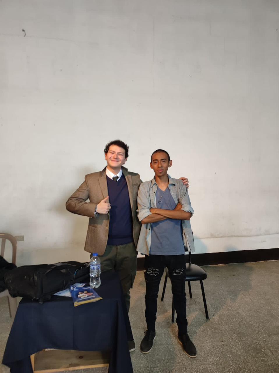 Franco Farías junto a estudiantes de San Juan Sacatepéquez