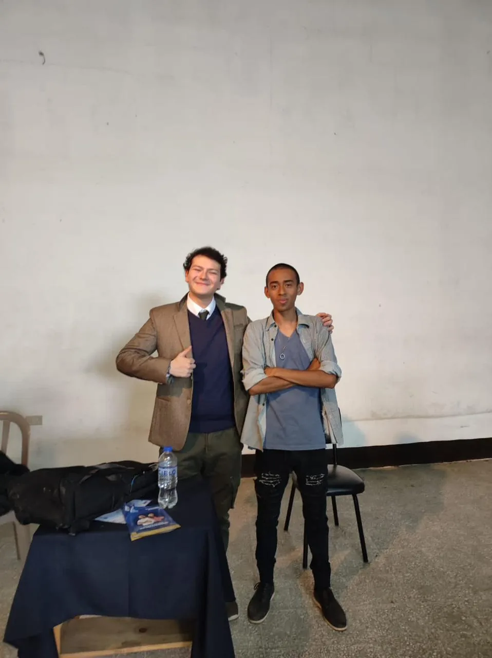 Franco Farías junto a estudiantes de San Juan Sacatepéquez