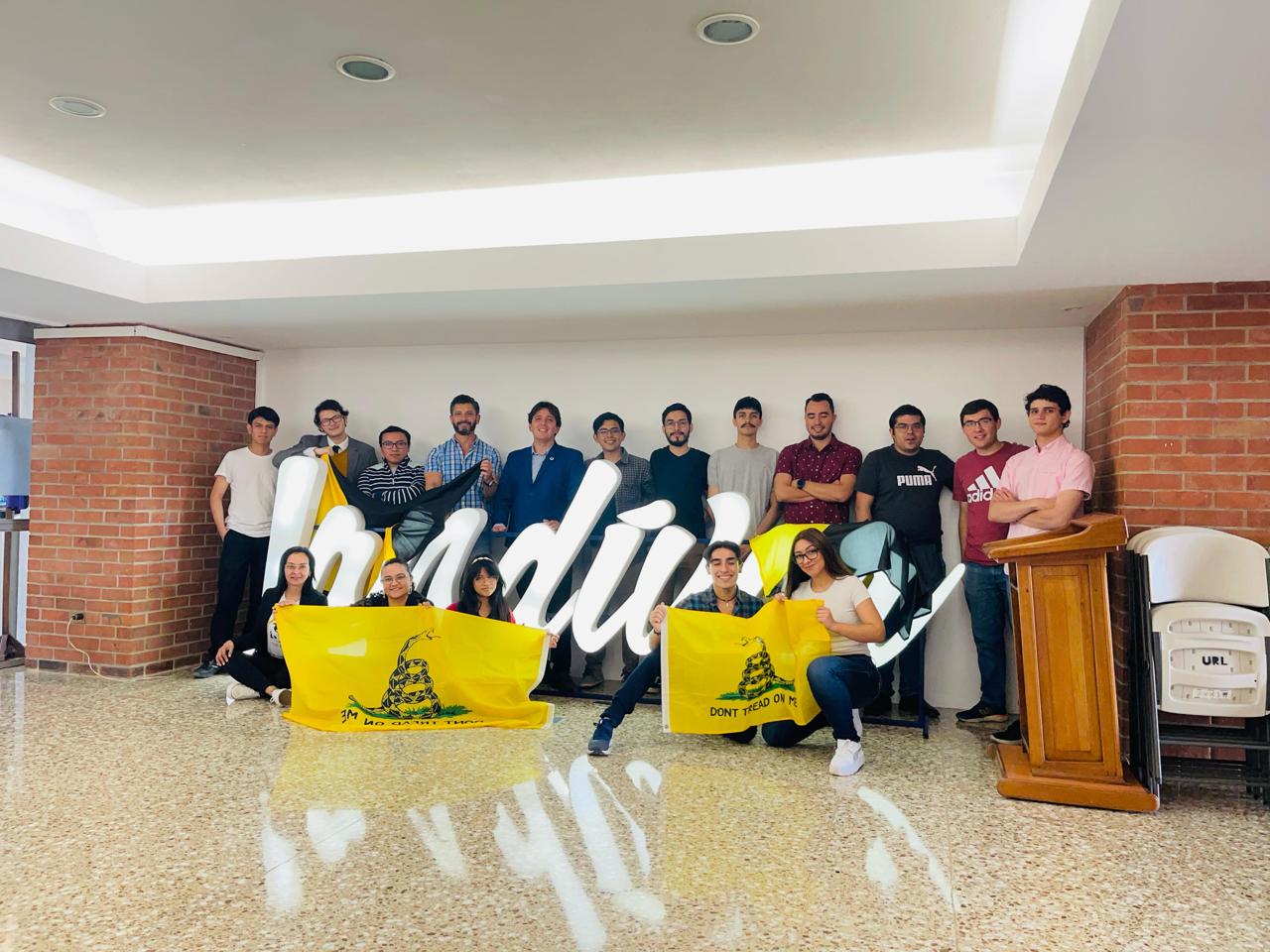 Franco Farías con la bandera «Don't Tread on Me»
