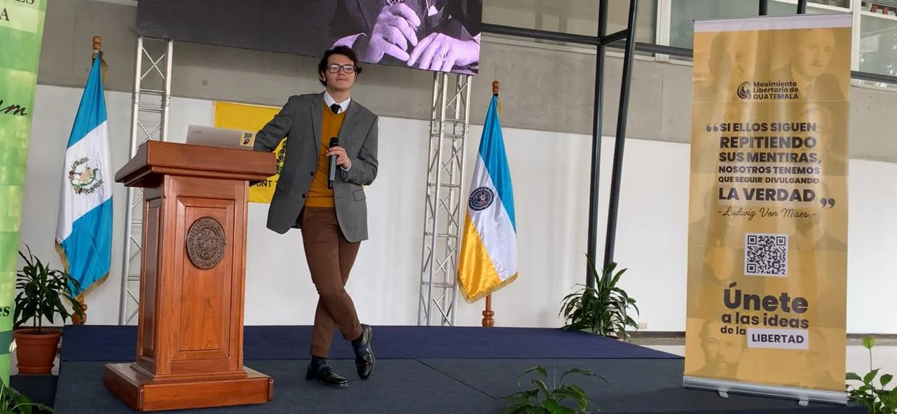 Franco Farías durante la conferencia