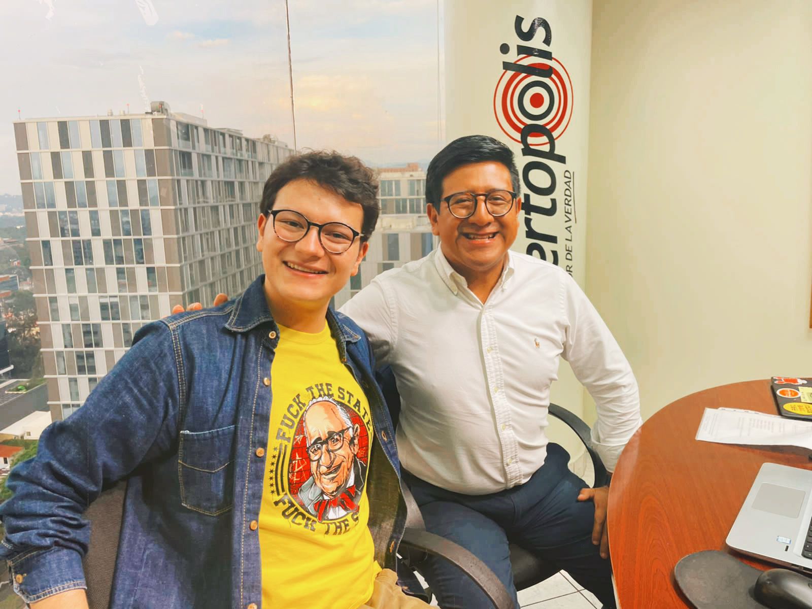 Fotografía de Libertarios en la radio.