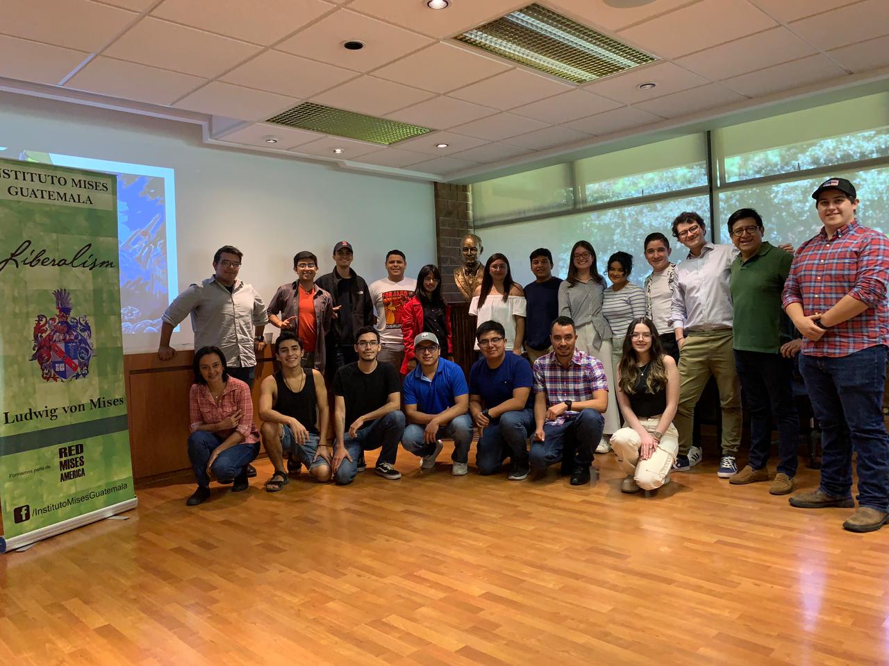Fotografía de Segundo Congreso Libertario junto al Instituto Mises Guatemala.