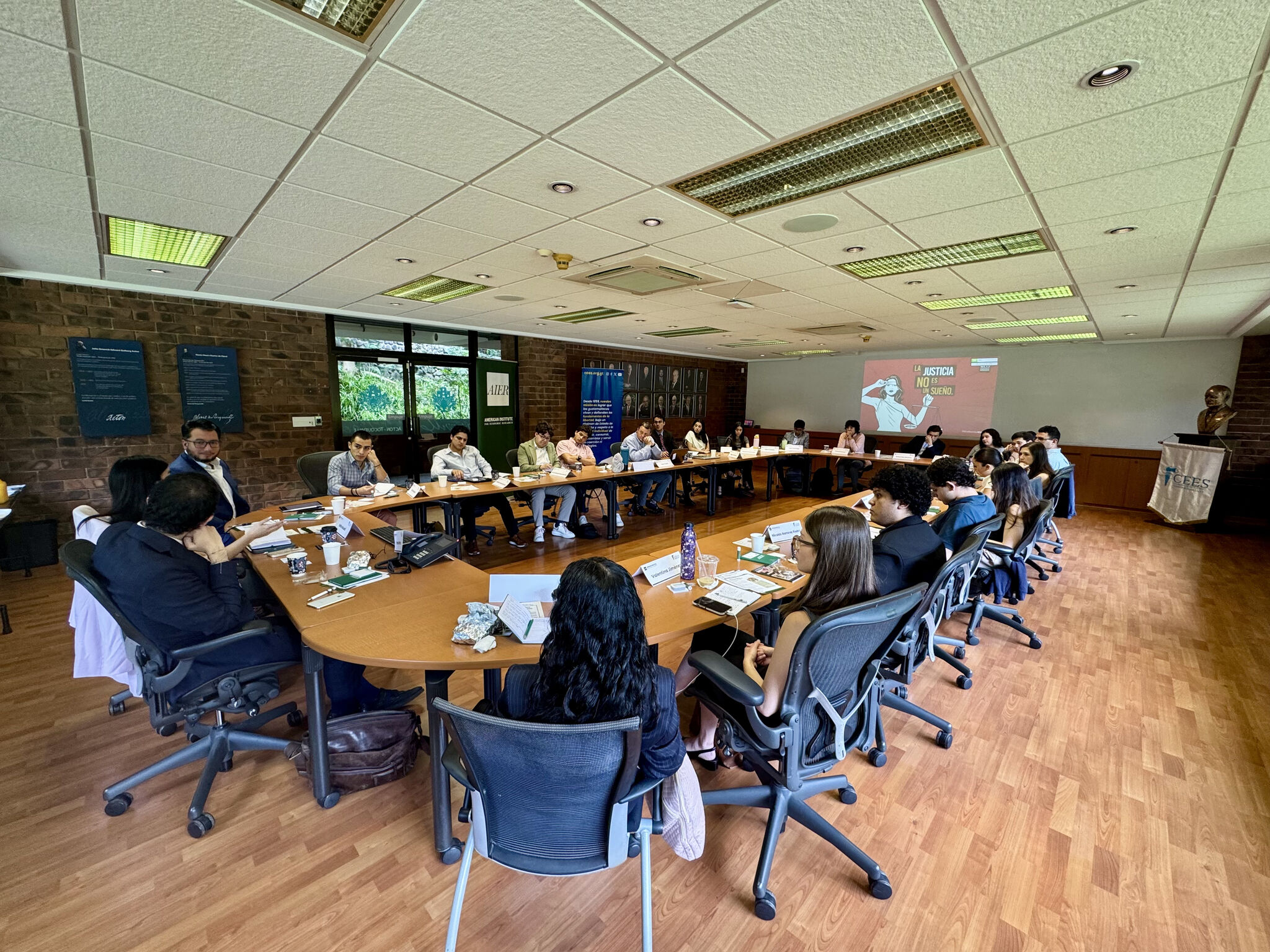 Participantes reunidos durante el seminario internacional organizado con AIER